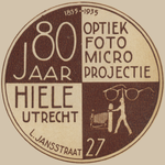 717421 Advertentie van Hiele-optiek, Lange Jansstraat 27 te Utrecht, dat 80 jaar bestaat.